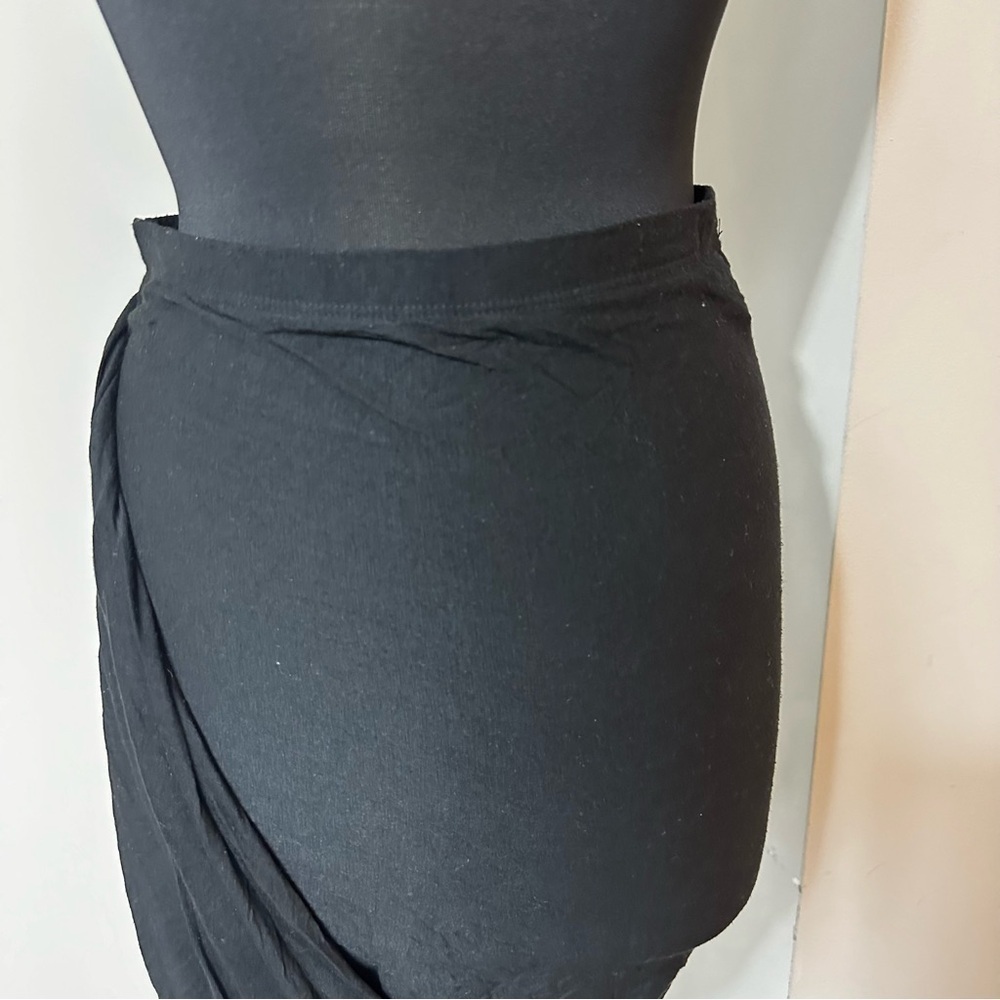 Daily Look Asymmetrical Ruched Black Skirt in Size Medium - Picture 2 of 7
